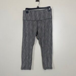 Lululemon Athletica Gray Chevron Patterned Capris Pants Size 10 EUC